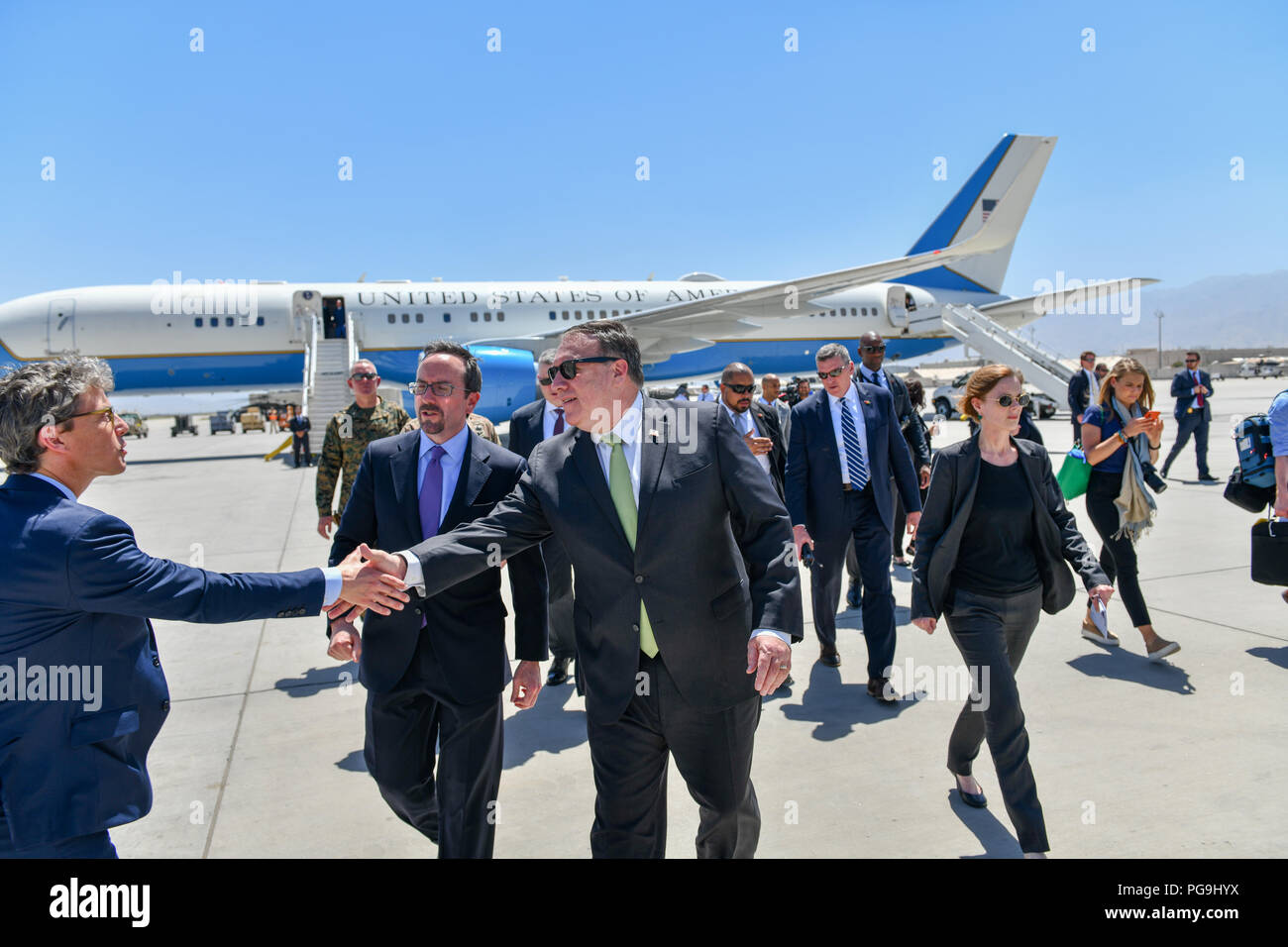 Us-Staatssekretär Michael R. Pompeo flankiert von US-Botschafter in Afghanistan, John Bass grüßt Personal bei der Ankunft am Flughafen Bagram am 9. Juli 2018. Stockfoto
