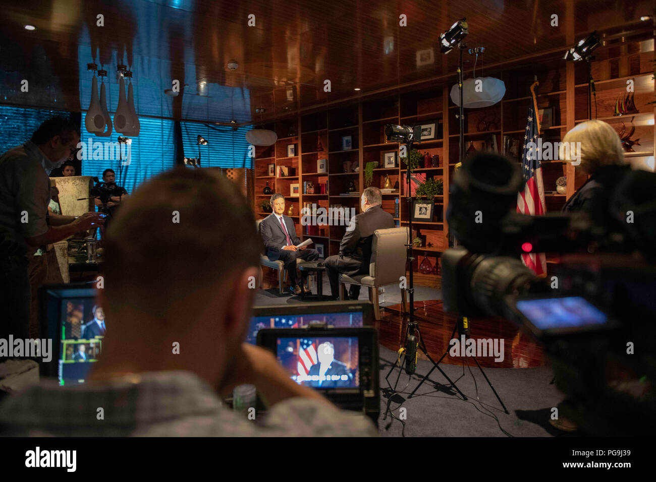 Us-Staatssekretär Michael R. Pompeo führt Interviews in den Medien mit der "Nationalen" und Sky News Arabien in Abu Dhabi, V.A.E. am 10. Juli 2018. Stockfoto