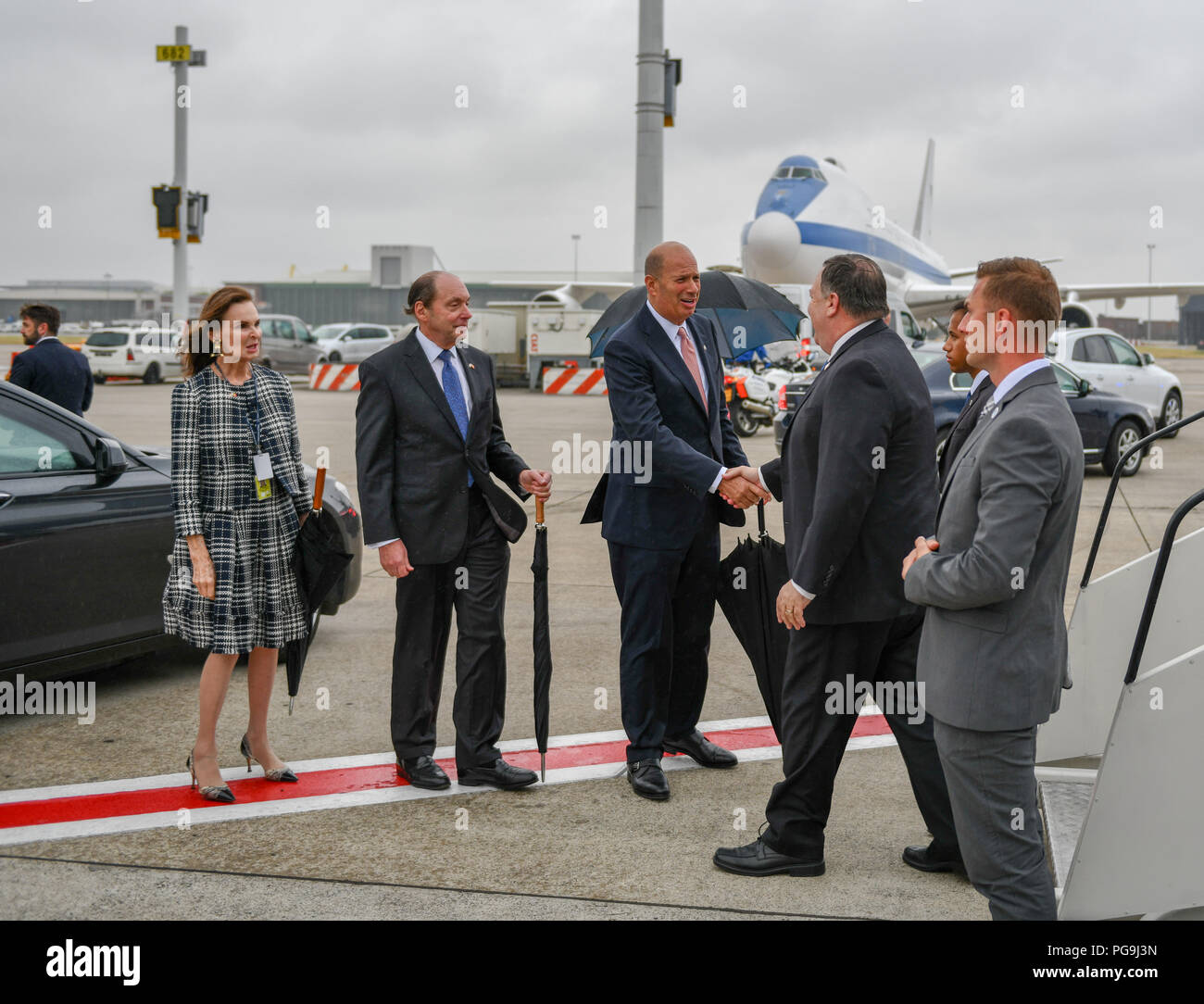 Us-Staatssekretär Michael R. Pompeo ist durch US-Botschafter bei der Europäischen Union Gordon Sondland und US-Botschafter in Belgien Ronald Gidwitz bei ihrer Ankunft in Brüssel, Belgien begrüßt am 10. Juli 2018. Stockfoto