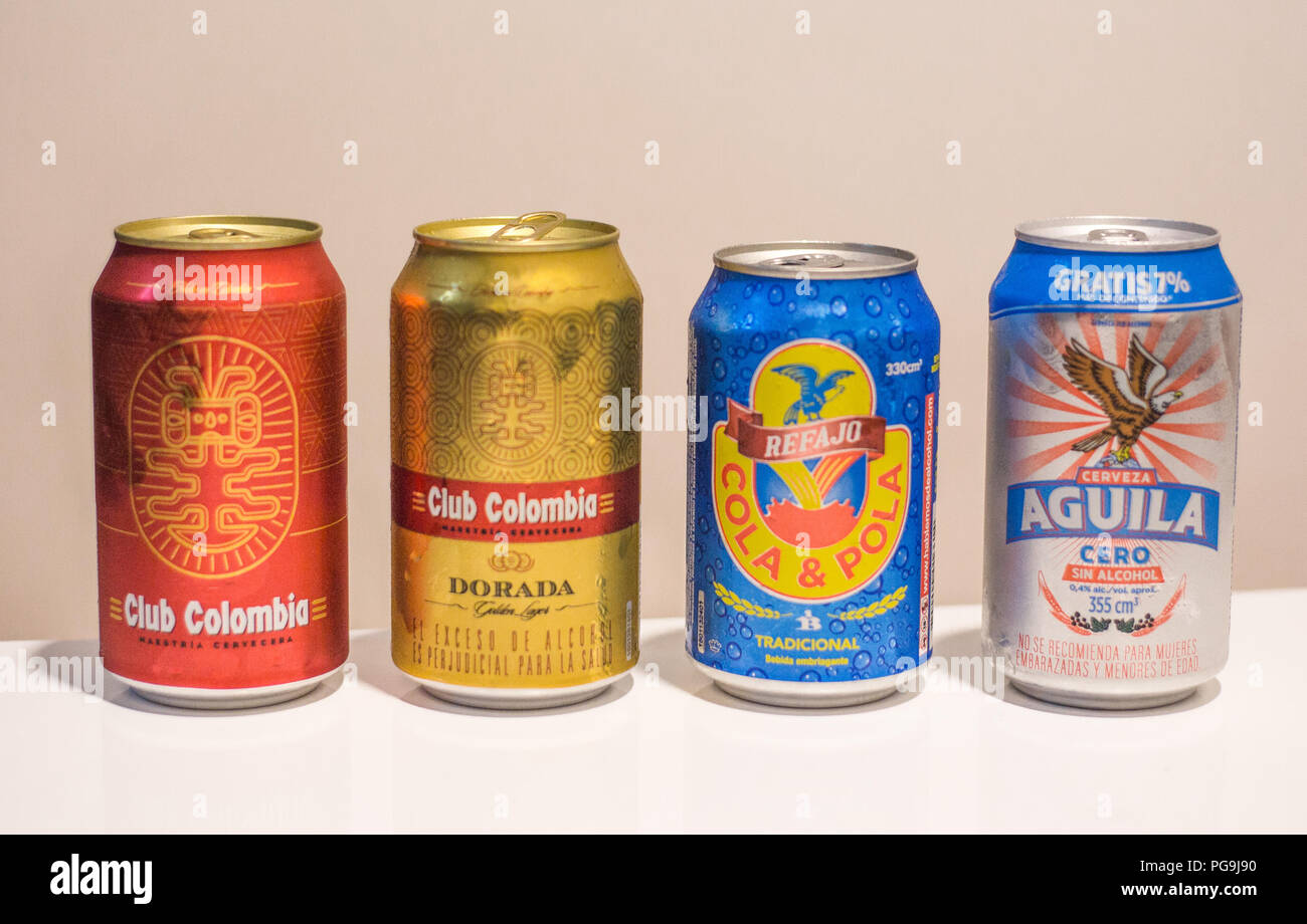 Dosen von typischen Getränke von Kolumbien, Club Kolumbien (Bier), Club Kolumbien Dorada, Cola y Pola Refajo (Bier und Limo mix) und Aguila Cero Alkohol frei Stockfoto