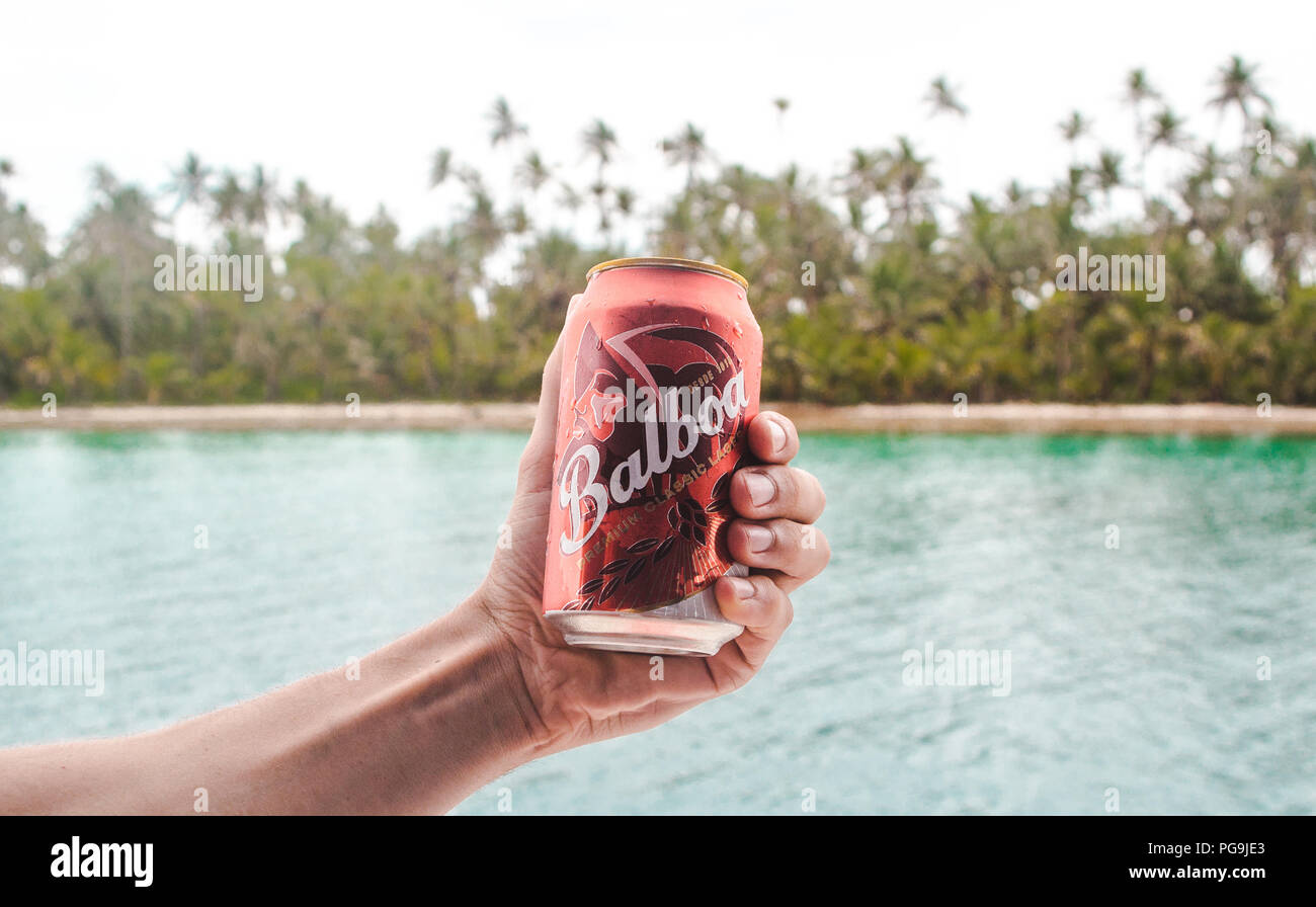 Kann von Balboa, lokale Bier Marke von Panama, von tausendjährigen männlichen Reisenden in den San Blas Inseln, in der Karibik Stockfoto