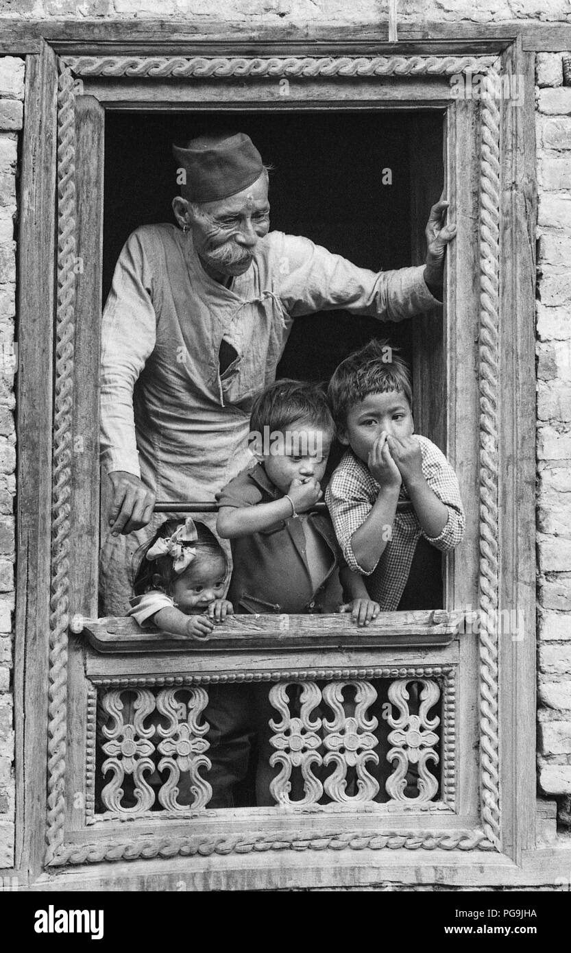 Großvater und Kinder Kirtipur Stockfoto