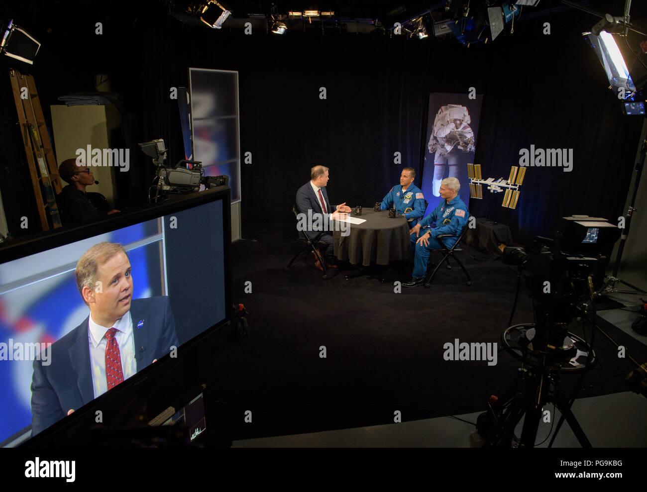 NASA-Administrator Jim Bridenstine, Links, trifft sich mit Expedition 54 NASA-Astronauten Joe Acaba, Mitte, und Mark Vande Hei während ihrer Expedition 54 nach dem Flug, Mittwoch, Juni 13, 2018 bei der NASA Hauptquartier in Washington. Stockfoto