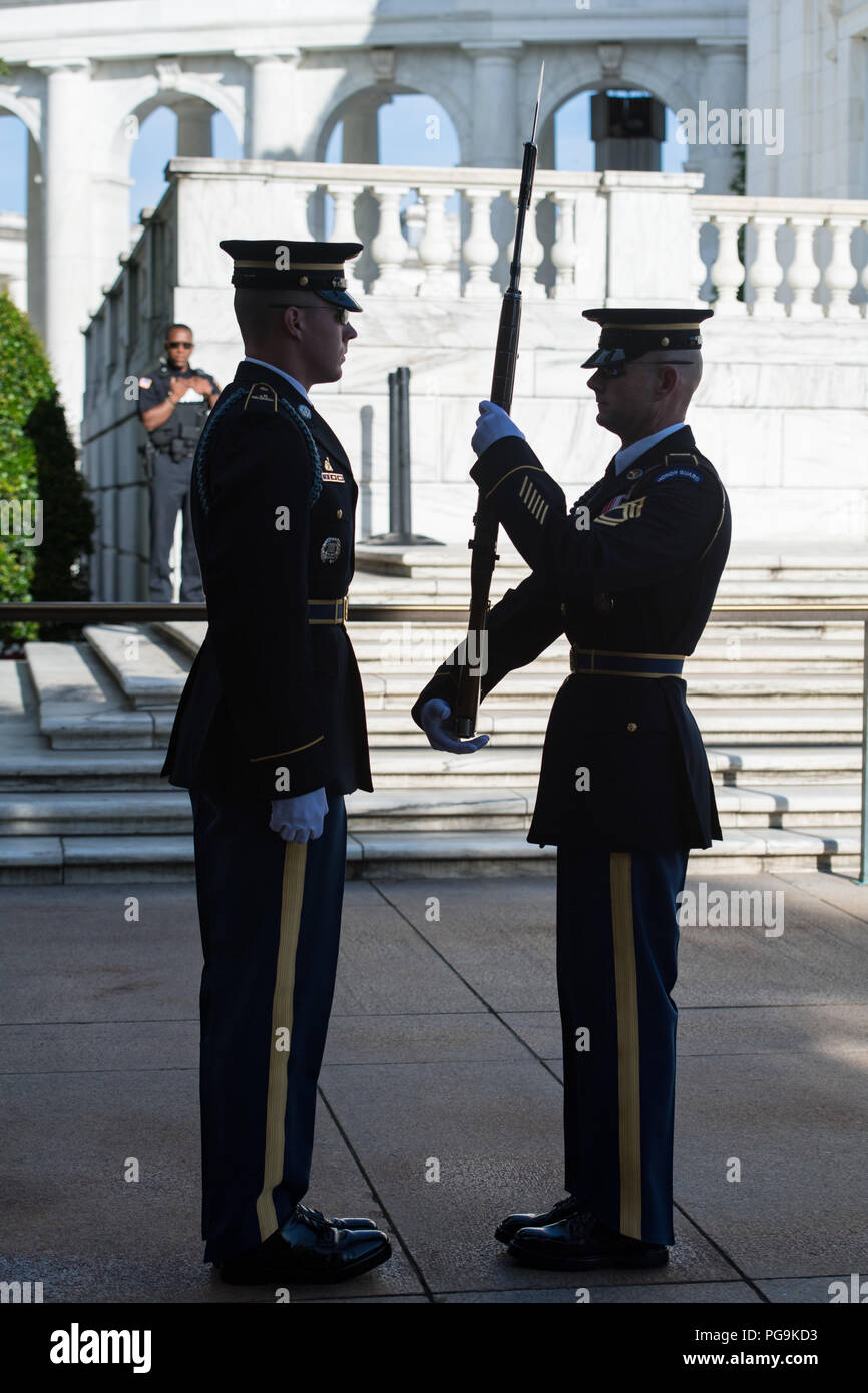 Die NASA-Astronauten Mark Vande Hei und Joe Acaba besuchen die Wachablösung am Grab des Unbekannten Soldaten, Freitag, Juni 15, 2018 Auf dem Arlington National Cemetery in Arlington, Virginia. Stockfoto