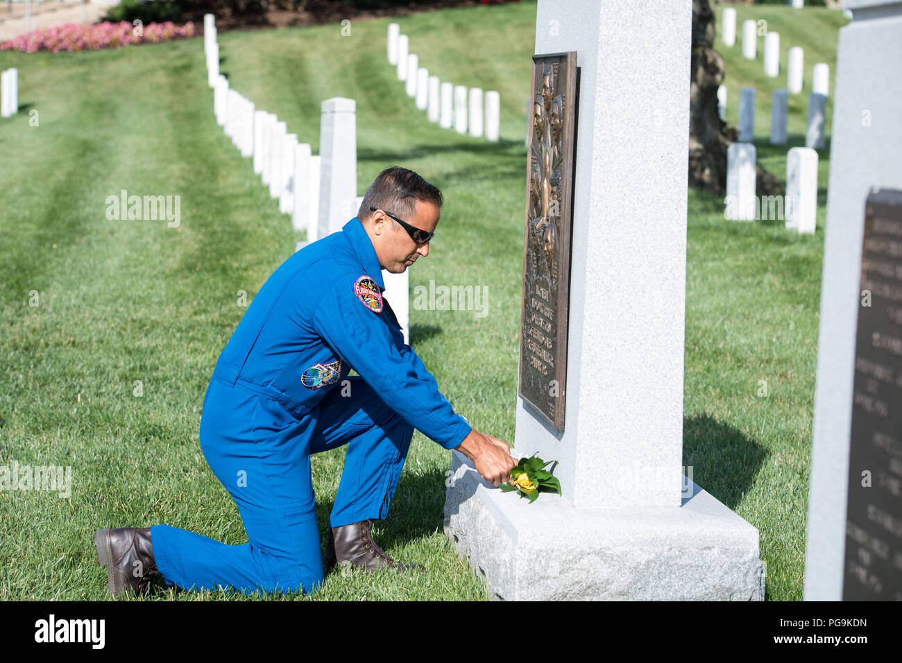NASA-Astronaut Joe Acaba Orte eine Blume im Space Shuttle Challenger Memorial, Freitag, Juni 15, 2018 Auf dem Arlington National Cemetery in Arlington, Virginia. Stockfoto