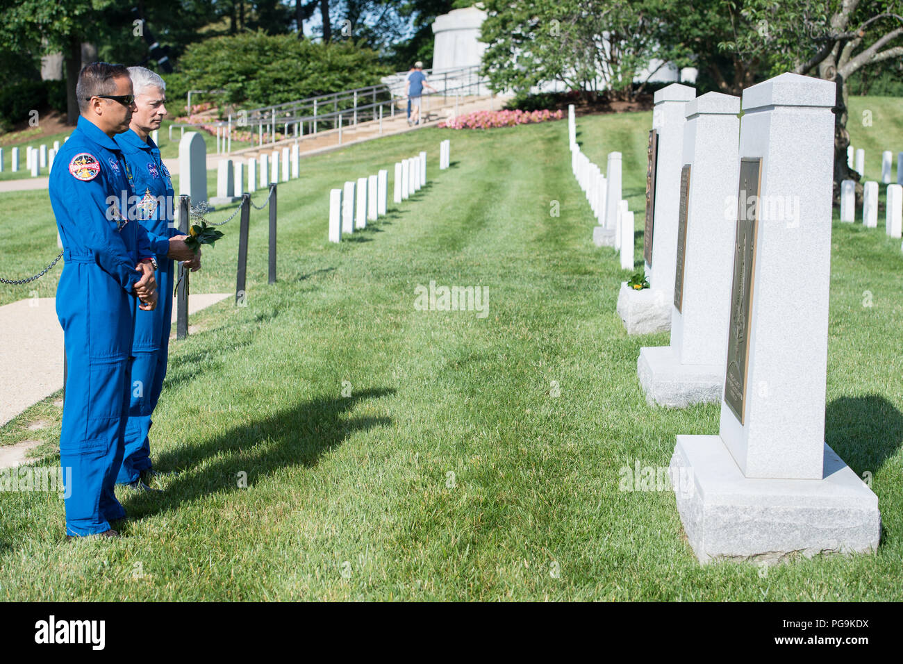 Die NASA-Astronauten Joe Acaba, Links, und Mark Vande Hei das Space Shuttle Challenger und Columbia Gedenkstätten besuchen, Freitag, Juni 15, 2018 Auf dem Arlington National Cemetery in Arlington, Virginia. Stockfoto