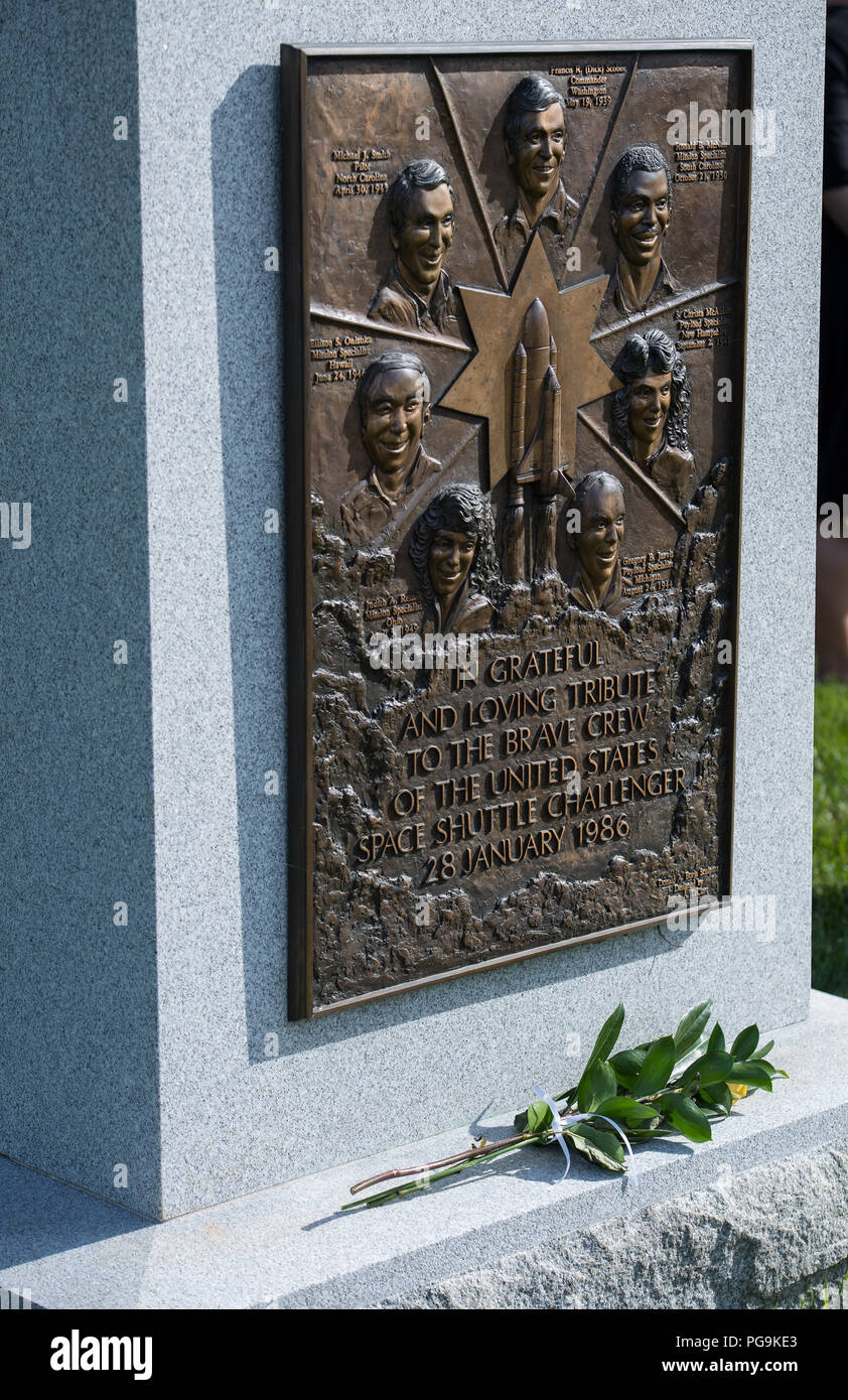 Die Raumfähre Challenger Memorial ist gesehen, nach der NASA-Astronaut Joe Acaba eine Blume dort platziert, Freitag, Juni 15, 2018 Auf dem Arlington National Cemetery in Arlington, Virginia. Stockfoto