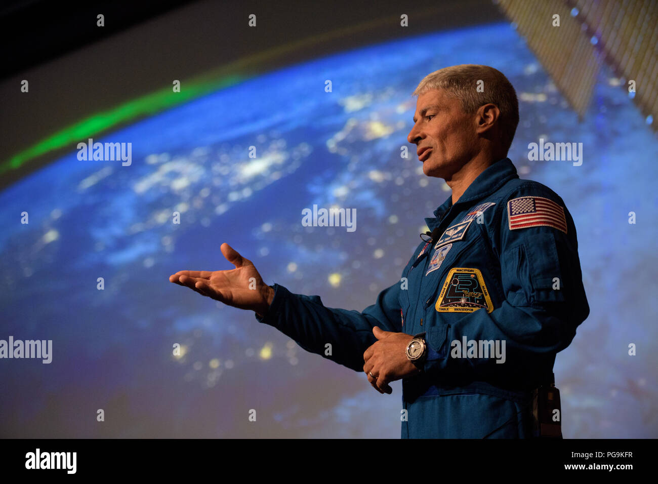 NASA-Astronaut Mark Vande Hei spricht über seine Zeit an Bord der Internationalen Raumstation, Freitag, Juni 15, 2018 bei der NASA Hauptquartier in Washington. Vande Hei und Astronaut Joe Acaba beantwortet Fragen aus dem Publikum und sprach über ihre Erfahrungen an Bord der Internationalen Raumstation für 168 Tage als Teil der Expedition 53 und 54. Stockfoto