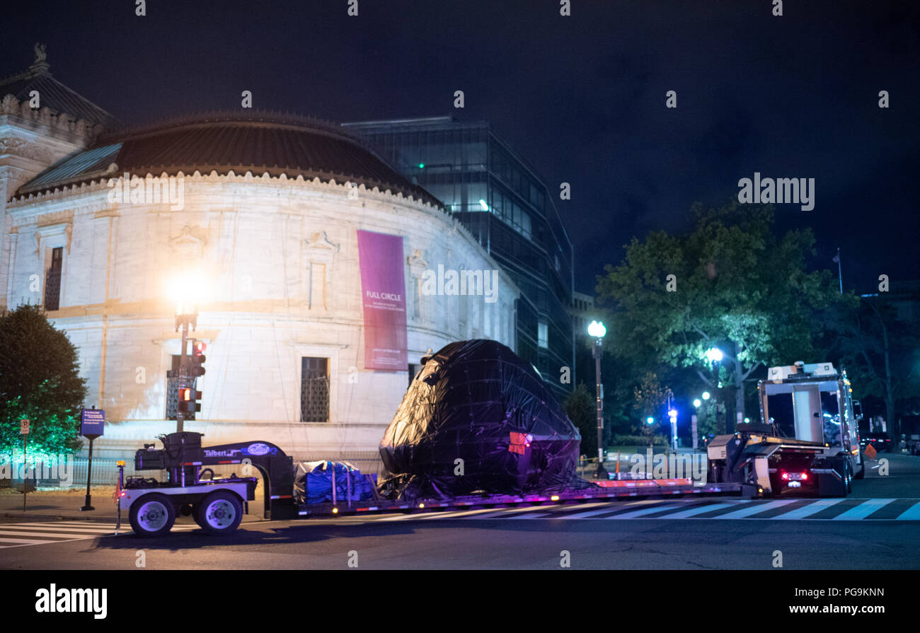 Die NASA-Raumsonde, die Orion flog Exploration Flight Test-1 am Dez. 5, 2014 ist zu sehen, wie es im Weißen Haus komplexe ankommt, Samstag, Juli 21, 2018 in Washington, DC. Lockheed Martin, Prime Auftragnehmer der NASA für Orion, begannen mit der Herstellung der Orion-Crew Modul 2011 und lieferte sie im Juli 2012 zum Kennedy Space Center der NASA in der endgültigen Montage, Integration und Prüfung abgeschlossen wurde. Mehr als 1.000 Unternehmen im ganzen Land hergestellt oder dazu beigetragen, die mit dem Raumschiff. Stockfoto