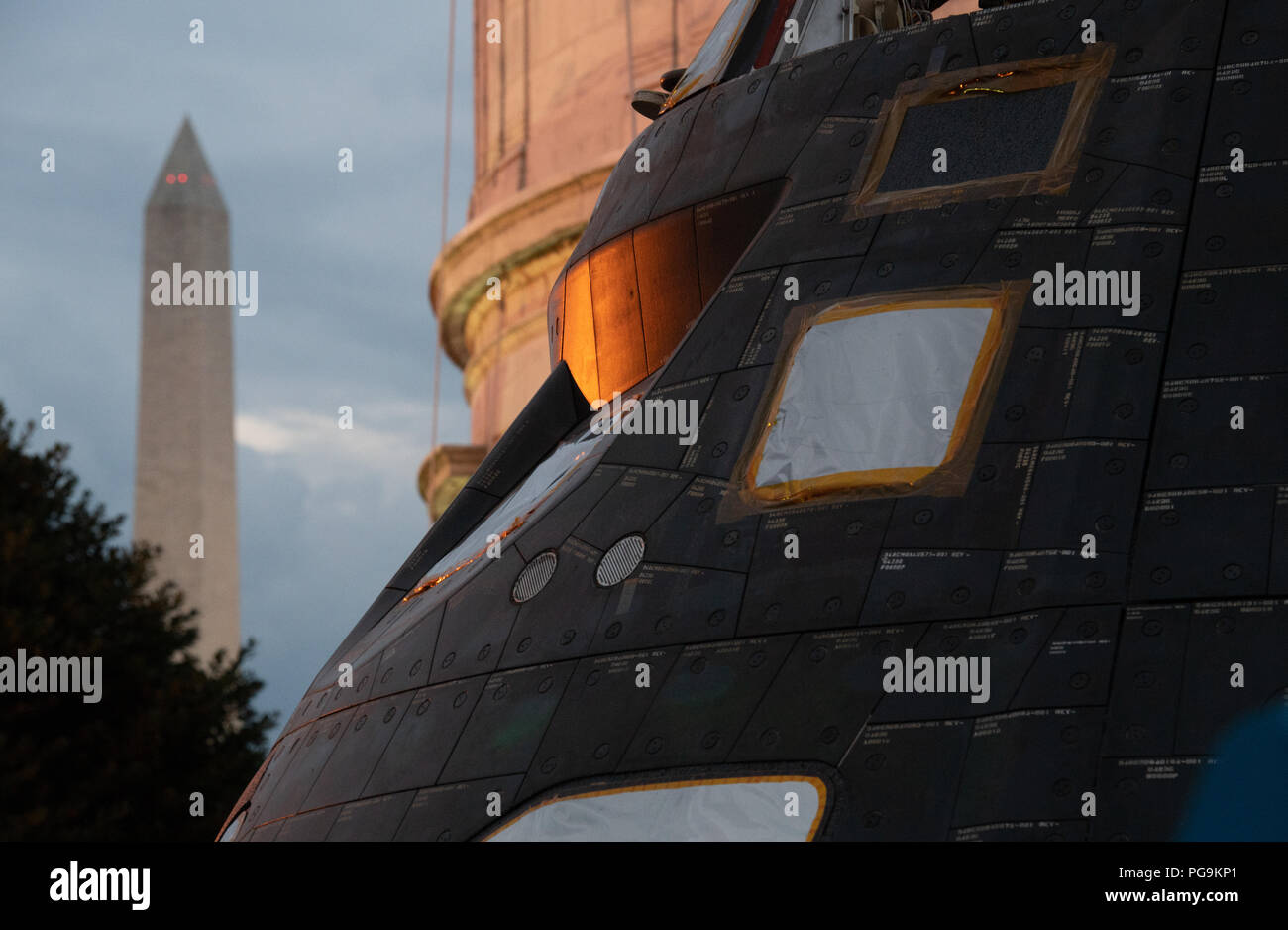 Die NASA-Raumsonde, die Orion flog Exploration Flight Test-1 am Dez. 5, 2014 ist nach dem in Vorbereitung auf das Weiße Haus komplexe verschoben aufgedeckt werden gesehen, Samstag, Juli 21, 2018 in Washington, DC. Lockheed Martin, Prime Auftragnehmer der NASA für Orion, begannen mit der Herstellung der Orion-Crew Modul 2011 und lieferte sie im Juli 2012 zum Kennedy Space Center der NASA in der endgültigen Montage, Integration und Prüfung abgeschlossen wurde. Mehr als 1.000 Unternehmen im ganzen Land hergestellt oder dazu beigetragen, die mit dem Raumschiff. Stockfoto