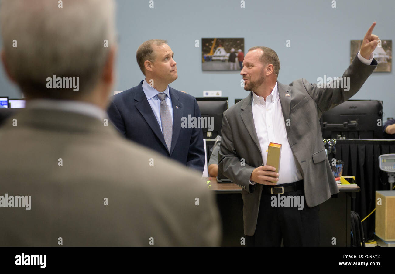 NASA-Administrator Jim Bridenstine, gelassen, hört wie Orion AA-2 Crew Module Manager Dr. Jon Olansen die Orion-Crew capsule, die für den Aufstieg Abbruch-2 verwendet werden (AA-2) Test, Donnerstag, August 2, 2018 im Johnson Space Center der NASA in Houston, Texas, erörtert. Stockfoto