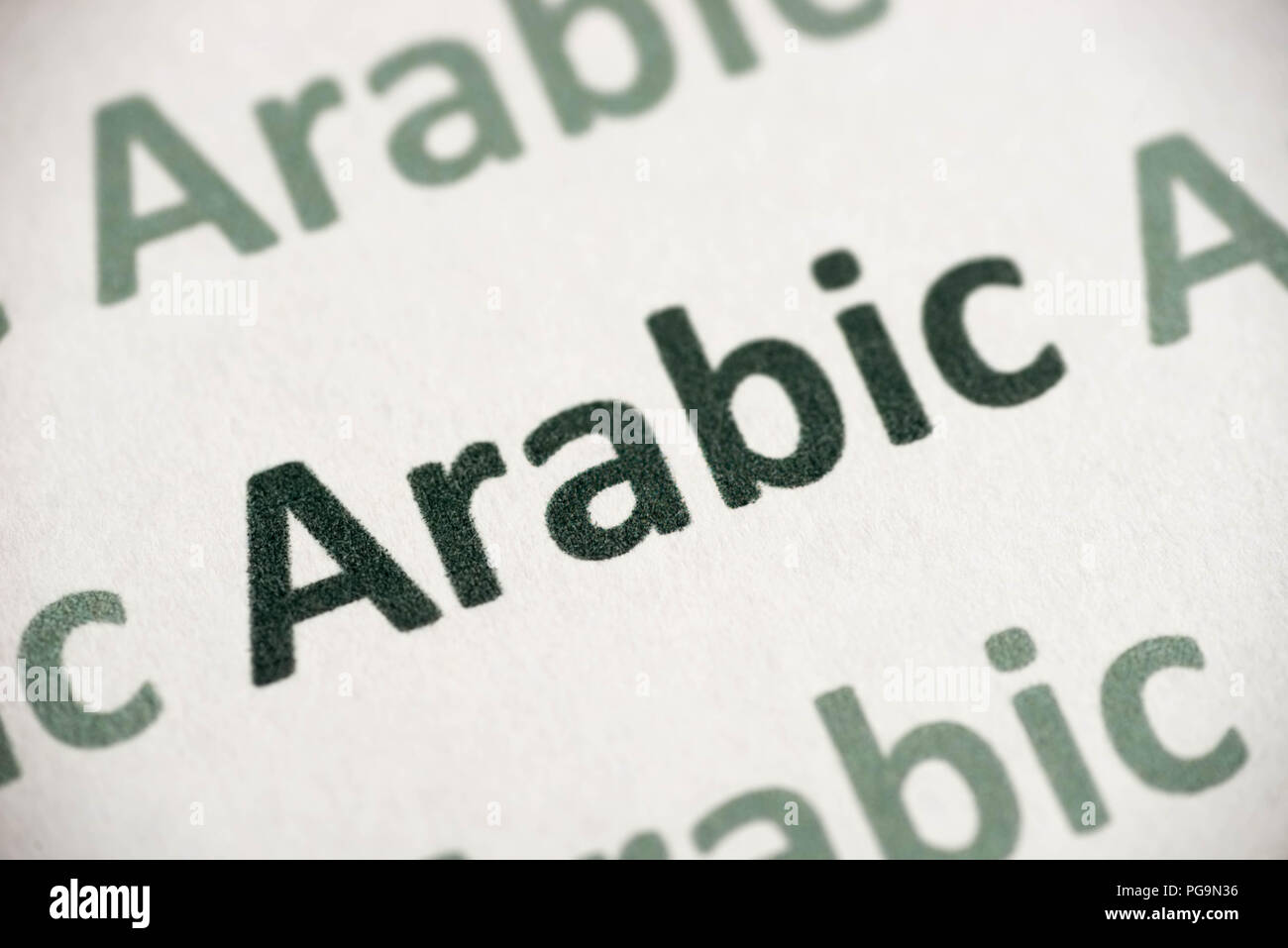 Wort Arabisch auf weißem Papier Makro gedruckt Stockfoto