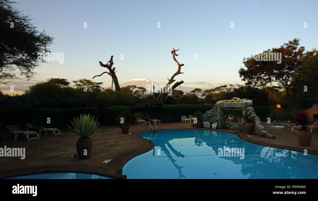 Amboseli, Kenia, ca. Juni 2018 - Safari Lodge und kilimandjaro Stockfoto