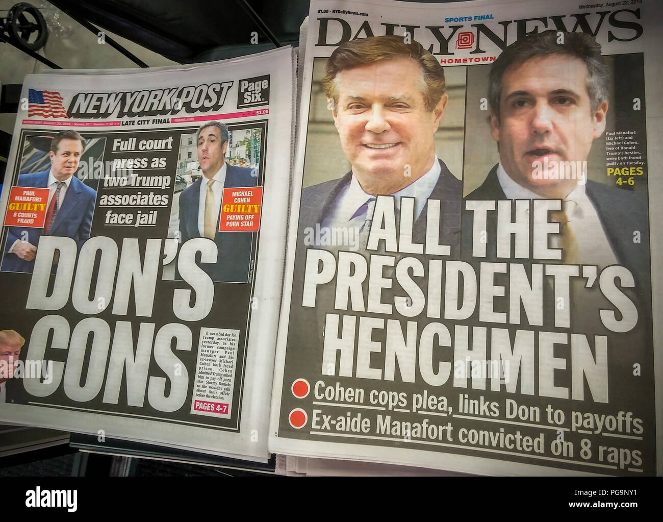 Schlagzeilen der New York Zeitungen am Mittwoch, August 22, 2018 Bericht über die Überzeugung des vorherigen Tages auf 8 zählt der Ex-Berater von Präsident Trump, Paul Manafort und die vorwandübereinkunft Vereinbarung von ex-Anwalt Donald Trump, Michael Cohen. Die überzeugung und Vorwandübereinkunft trat innerhalb der Stunden von einander in Washington und New York Gerichtssäle. (Â© Richard B. Levine) Stockfoto