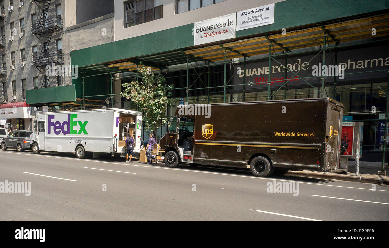 Ein UPS-Lkw und ein FedEx Lkw die Lieferungen im New Yorker Stadtteil Chelsea am Mittwoch, 22. August 2018. (© Richard B. Levine) Stockfoto