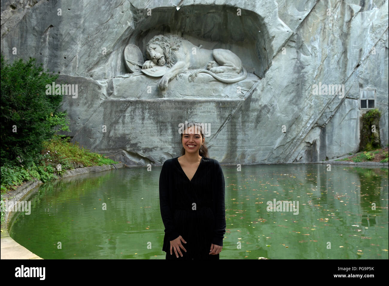 Modell vor dem Löwendenkmal in Luzern-Modell vor dem Löwendenkmal in Luzern - Modella davanti Al monumento al Leone Lucerna Stockfoto