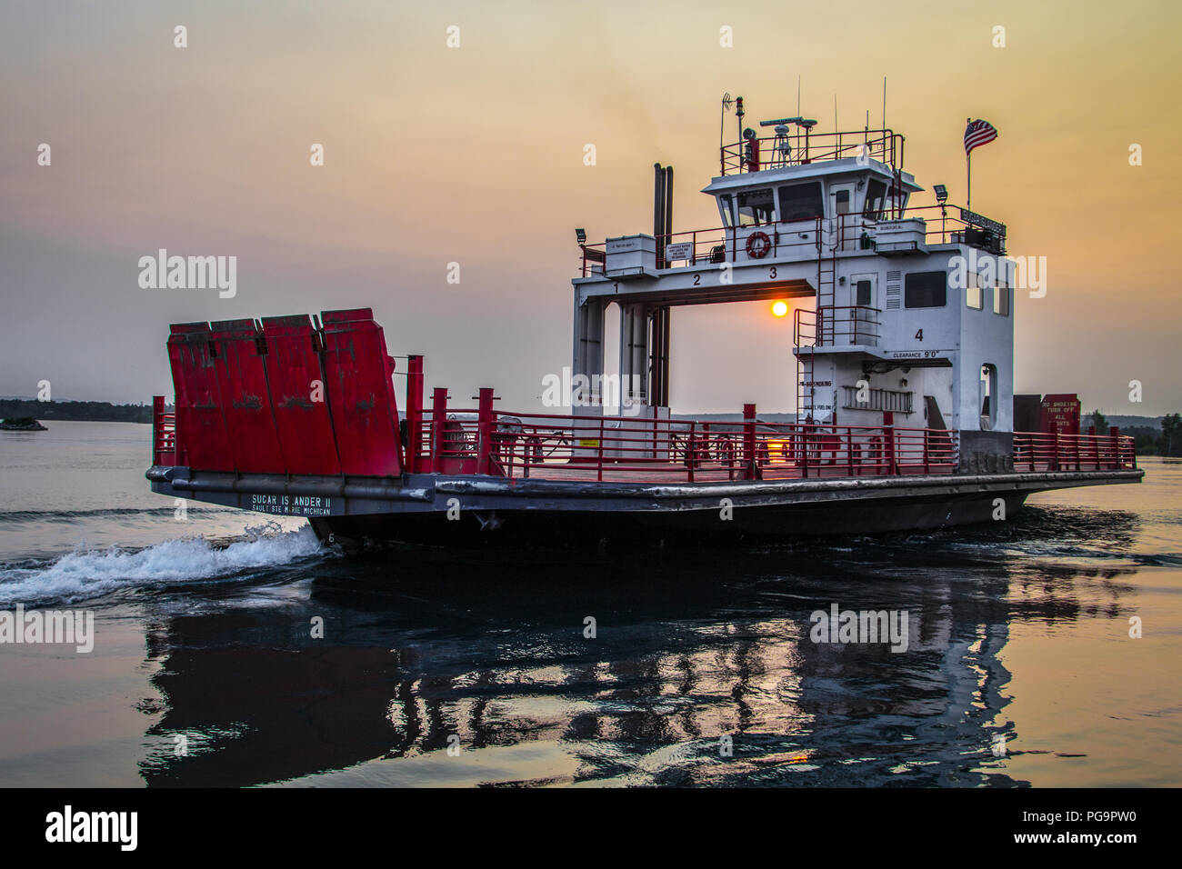 Sault Ste Marie, Michigan, USA - 18. August 2018: Der Zucker Islander auto Fähre der St. Mary's River bei Sonnenaufgang. Stockfoto