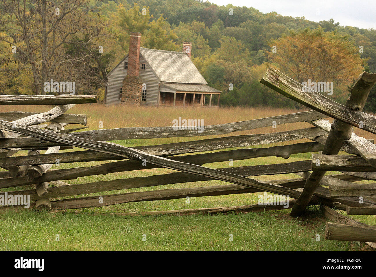 Mariah Wright House, historisches Gebäude in Appomattox, Virginia, erbaut 1823. Gestapelter Holzzaun um das Grundstück herum. Herbstlandschaft. Stockfoto