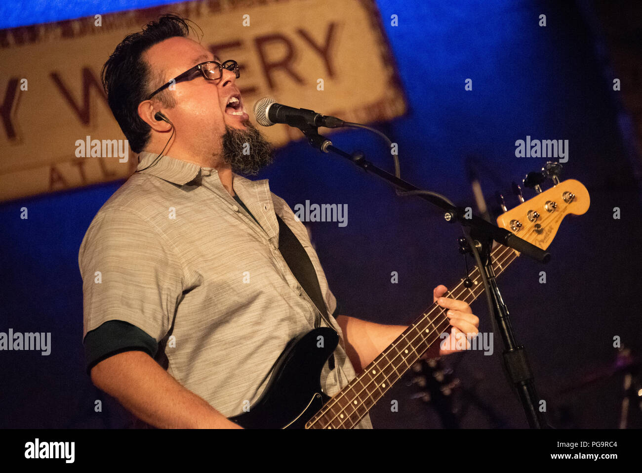 Miguel DeJesus Singen und Spielen e-bass während einer Smalltown Dichter Konzert im Weingut der Stadt Atlanta. (USA) Stockfoto