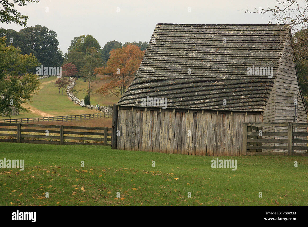 Herbstlandschaft im historischen Appomattox Court House, VA, USA. Meeks Stabil. Stockfoto