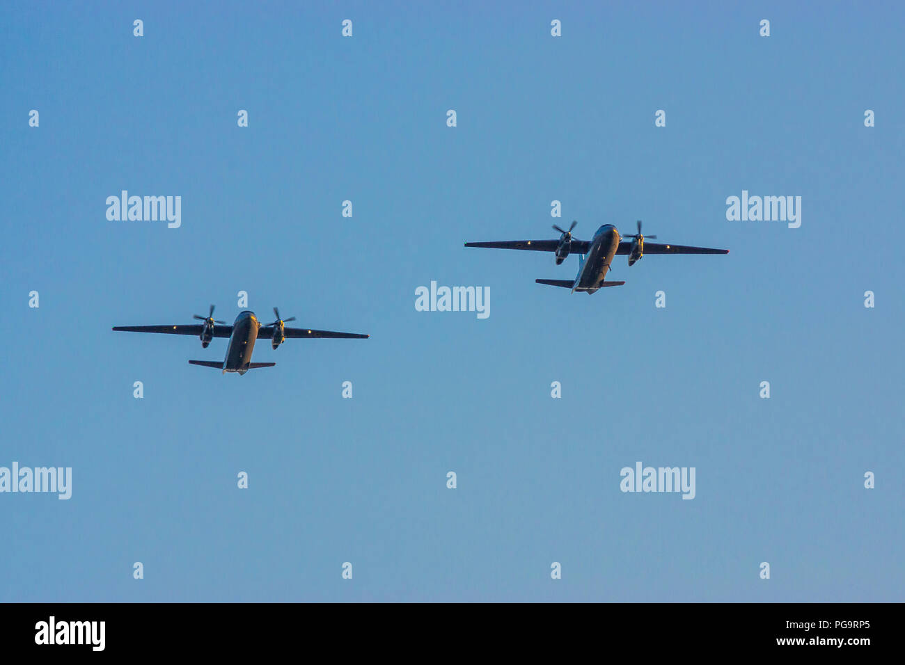 Kiew, Ukraine - August 24, ukrainische Luftwaffe flugzeuge Antonov An-26 (Curl) über Kiew während feiern Tag der Unabhängigkeit der Ukraine 2018 Flying Stockfoto