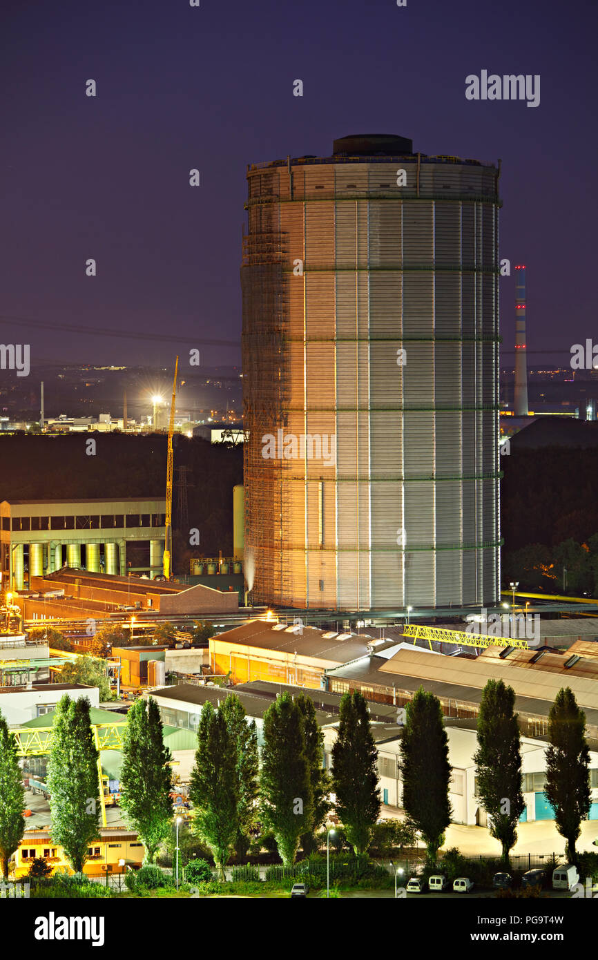Ein mehr als 100 Meter hohe Gasometer Aufbau einer Industrieanlage bei Nacht. Stockfoto