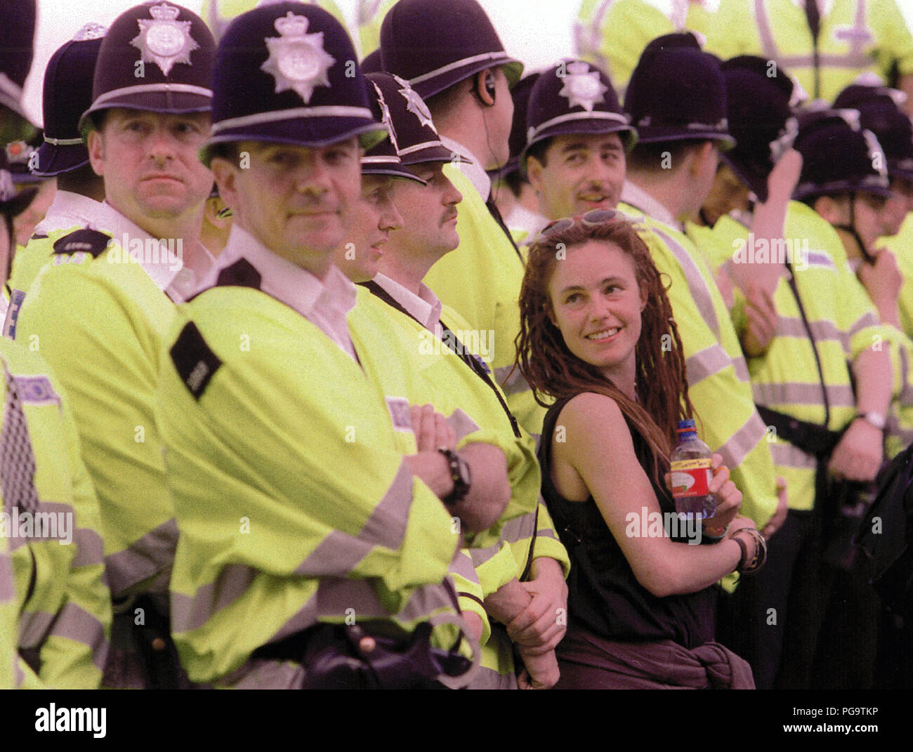 Alles Lächeln als Frau schließt sich mit der Polizei an einem freien Straßen Demonstration, Birmingham, ca. 2001 Stockfoto
