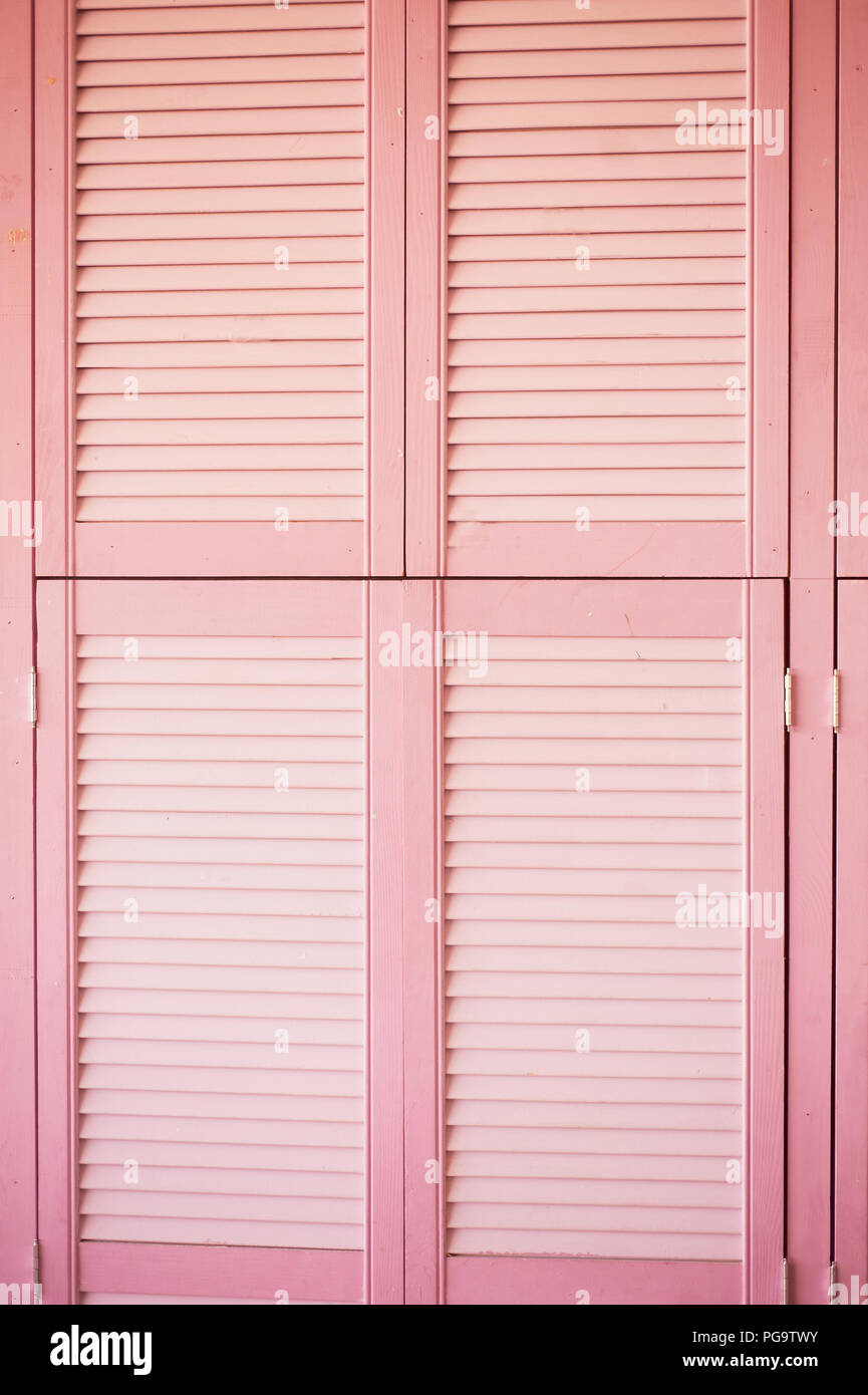 Textur rosa Türen Jalousien aus Holz. dekoratives Element Stockfoto