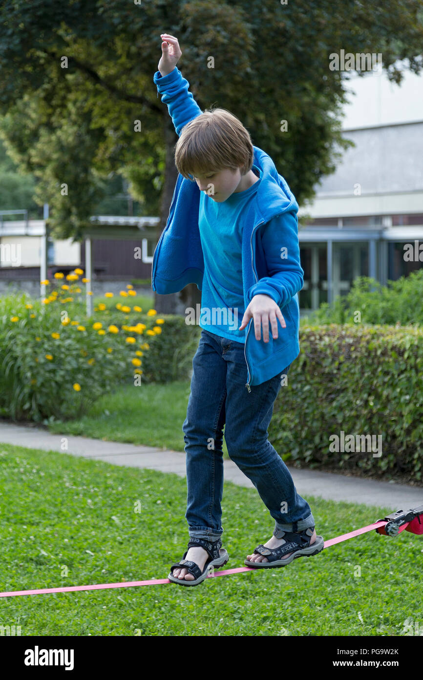Junge balanciert über ein Seil, Deutschland | junge Balancieren auf einem Seil, Deutschland Stockfoto