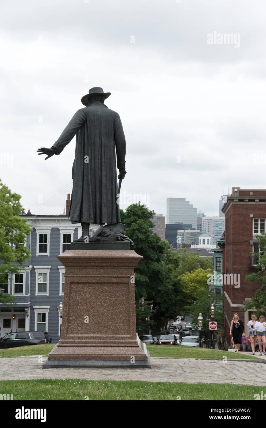 Eine Statue von William Prescott, der Held der Schlacht von Bunker Hill, Gesichter Boston aus dem Bunker Hill Monument, Charlestown, Massachusetts. Stockfoto