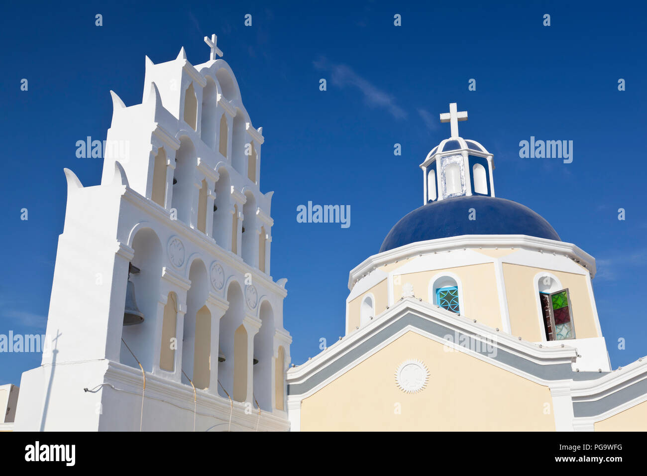 Die Kirche des kleinen Dorfes Vothonas mit blauem Himmel. Santorini, Griechenland. Stockfoto