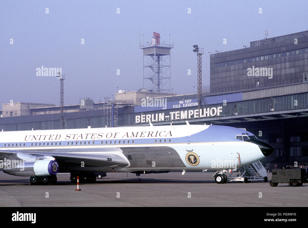 Air Force One, das VC-137 C Stratoliner Flugzeugen verwendet werden, um den Präsidenten zu Transport, sitzt in einem abgesperrten Bereich in der Nähe des Terminalgebäudes in Tempelhof Zentral Flughafen während Präsident Reagans Besuch in Berlin. Stockfoto