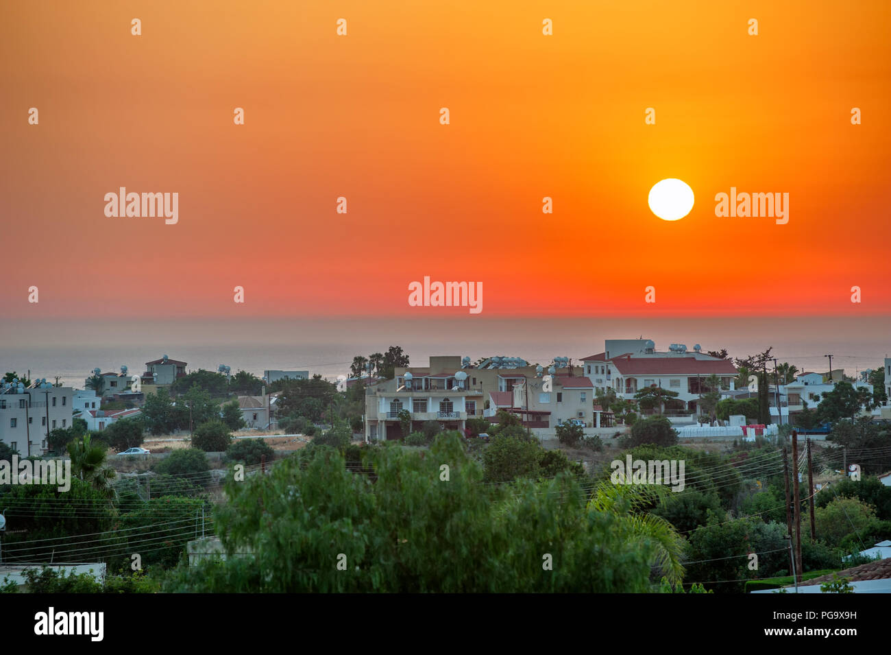 Sonnenuntergang über Zypern Dorf am Meer Stockfoto