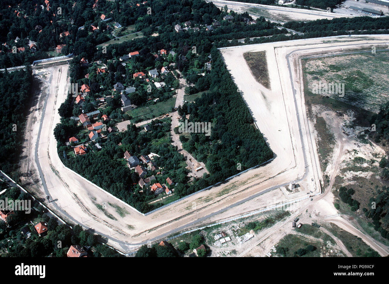 Ein Segment der Berliner Mauer aus der Vogelperspektive. Basis: Berlin  Land: Deutschland  Deutschland (DEU Stockfotografie - Alamy