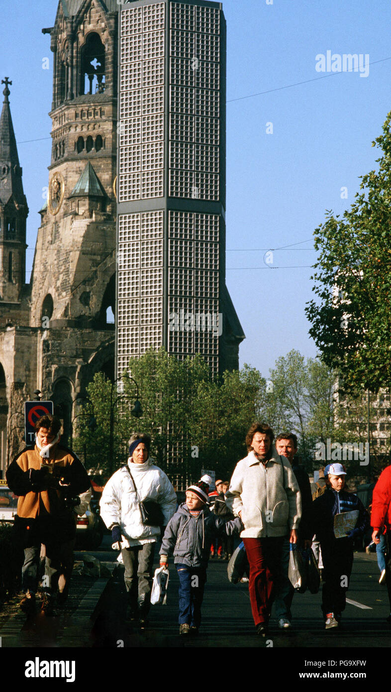 Käufer Spaziergang entlang des Ku'damm in West Berlin. Stockfoto