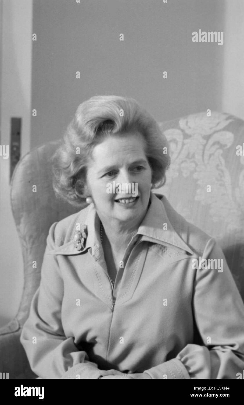 Margaret Hilda Thatcher, Baroness Thatcher, LG, OM, DStJ, PC, FRS, HonFRSC (geb. Roberts; 13. Oktober 1925 bis 8. April 2013) war ein britischer stateswoman, die als Premierminister des Vereinigten Königreichs von 1979 bis 1990 gedient und Führer der konservativen Partei von 1975 bis 1990. Sie war der dienstälteste britische Premierminister des 20. Jahrhunderts und die erste Frau in diesem Amt. Ein sowjetischer Journalist betitelten sie die Eiserne Lady, ein Spitzname, mit Ihren kompromisslos Politik und Führungsstil verbunden wurde. Als Premierminister, sie Politiken bekannt als Thatcherismus. Stockfoto
