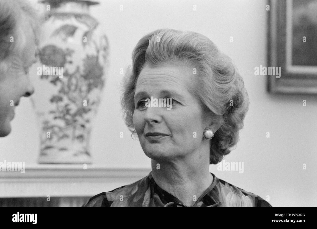 Margaret Hilda Thatcher, Baroness Thatcher, LG, OM, DStJ, PC, FRS, HonFRSC (geb. Roberts; 13. Oktober 1925 bis 8. April 2013) war ein britischer stateswoman, die als Premierminister des Vereinigten Königreichs von 1979 bis 1990 gedient und Führer der konservativen Partei von 1975 bis 1990. Sie war der dienstälteste britische Premierminister des 20. Jahrhunderts und die erste Frau in diesem Amt. Ein sowjetischer Journalist betitelten sie die Eiserne Lady, ein Spitzname, mit Ihren kompromisslos Politik und Führungsstil verbunden wurde. Als Premierminister, sie Politiken bekannt als Thatcherismus. Stockfoto
