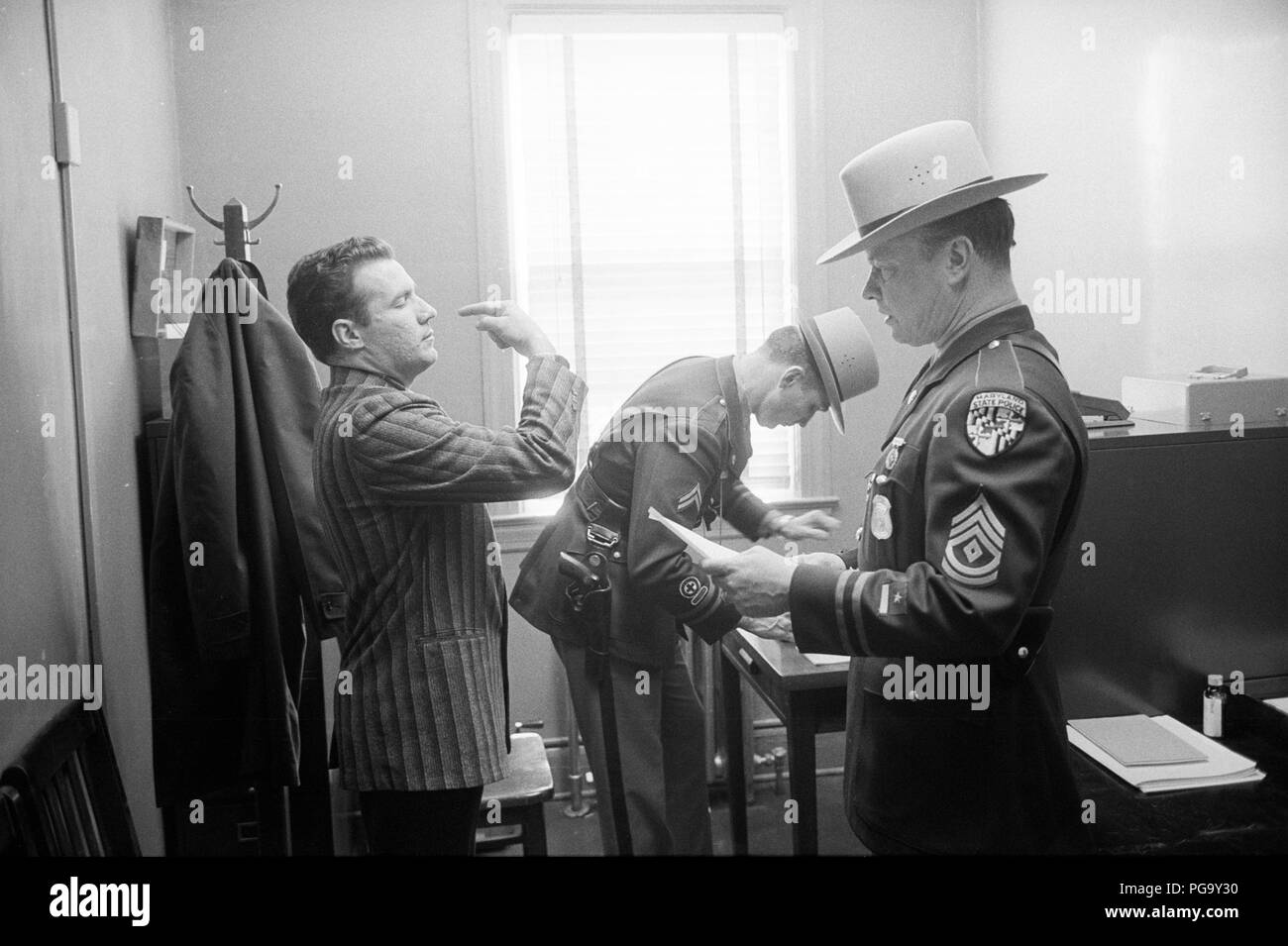 Ein Mann bläst in eine Alkohol Sensor Maschine. Ein breathalyzer oder Breathalyser (ein portmanteau von Atem und Analyzer Analyzer) ist eine Vorrichtung, die für die Schätzung der Blutalkoholkonzentration (BAK) von einer Atemprobe. Breathalyser ist der Markenname (a genericized trademark) für das Instrument, das die Tests der Alkoholgehalt von Erfinder Robert Frank Borkenstein. Es war wie eine Marke am 13. Mai 1954 registriert, aber viele Leute benutzen den Begriff auf alle Generic Device für die Schätzung der Blutalkoholgehalt zu verweisen. Stockfoto