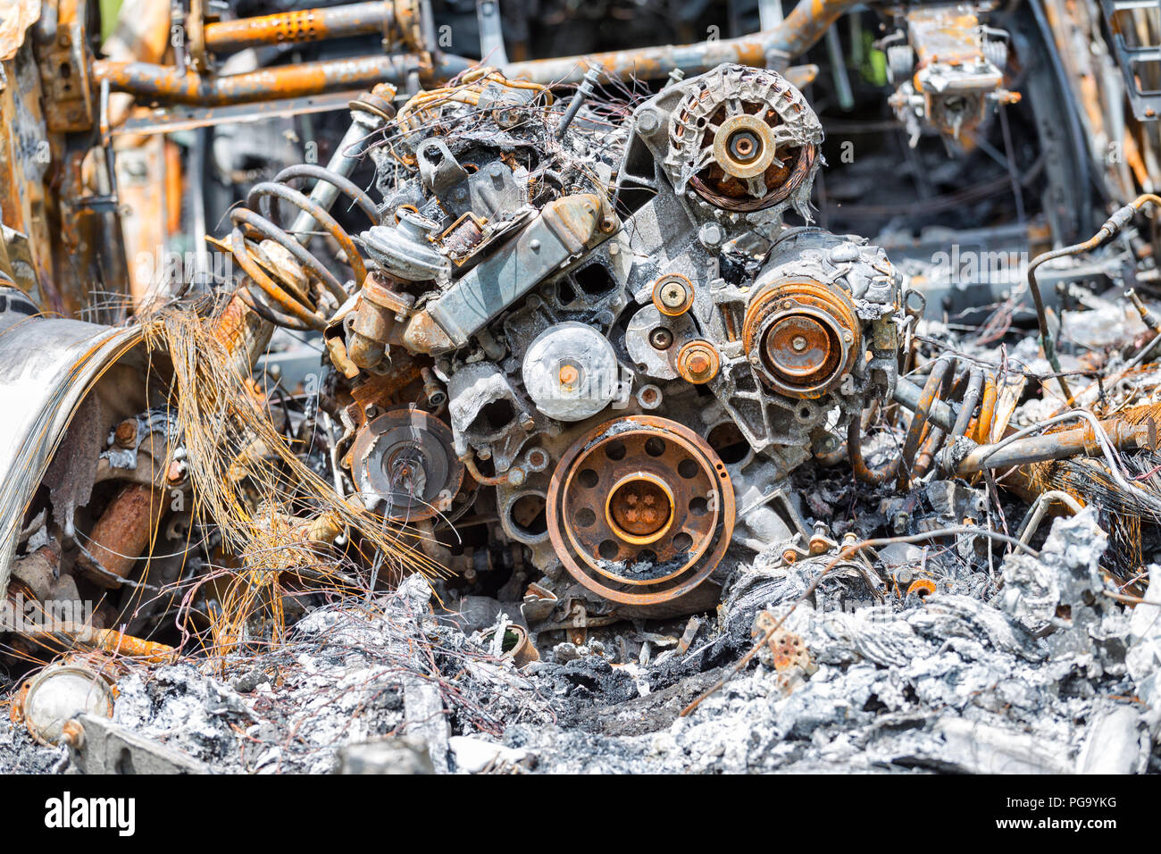 Verbrannt und rostige Motor aus einem beschädigten Auto Stockfoto
