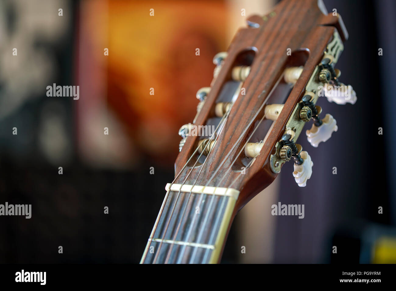 Akustik Gitarre Kopf mit Streichern und Stimmschlüssel Stockfoto