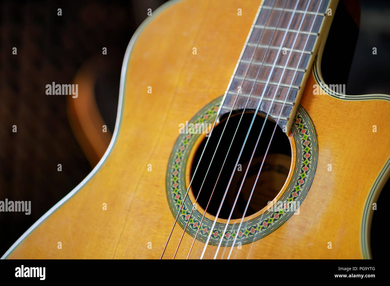 Acoustic Guitar Schalloch mit Streichern Stockfoto
