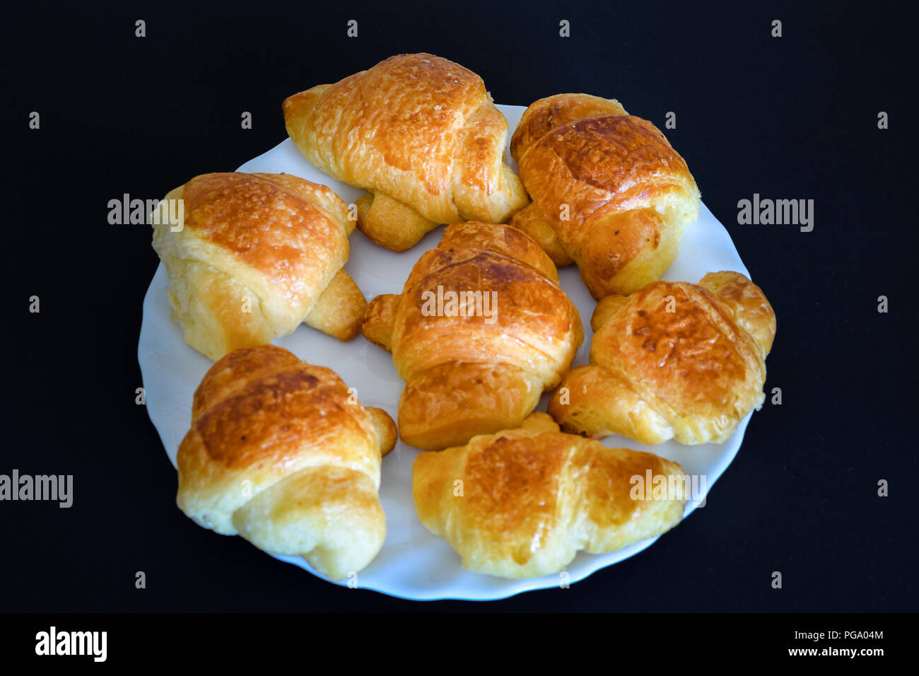 Frisch und lecker Mini Croissant isoliert auf weißem Stockfoto