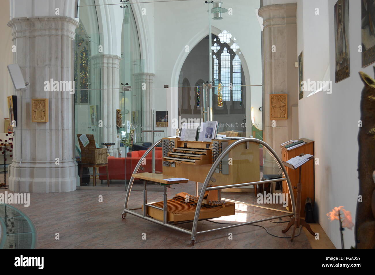 Die Kirche von St. Peter, Plymouth. Der Innenraum war stark durch Brandbomben im Jahr 1941 beschädigt. Renoviert und neu eröffnet 2007 Stockfoto