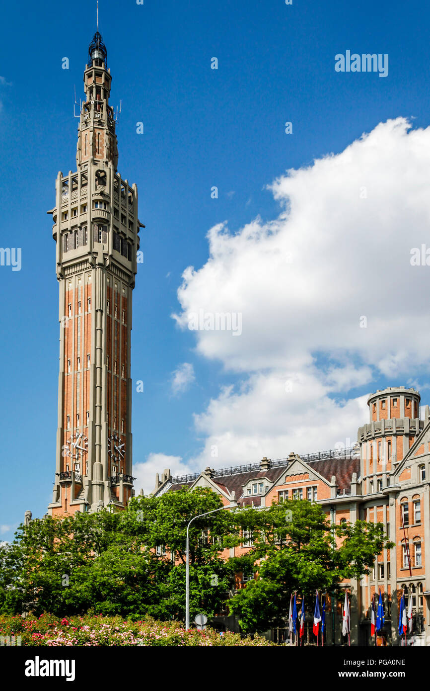 Der Glockenturm der Handelskammer von der Place du General de Gaulle, der auch als Grand Place in Lille, Frankreich, bekannt Stockfoto