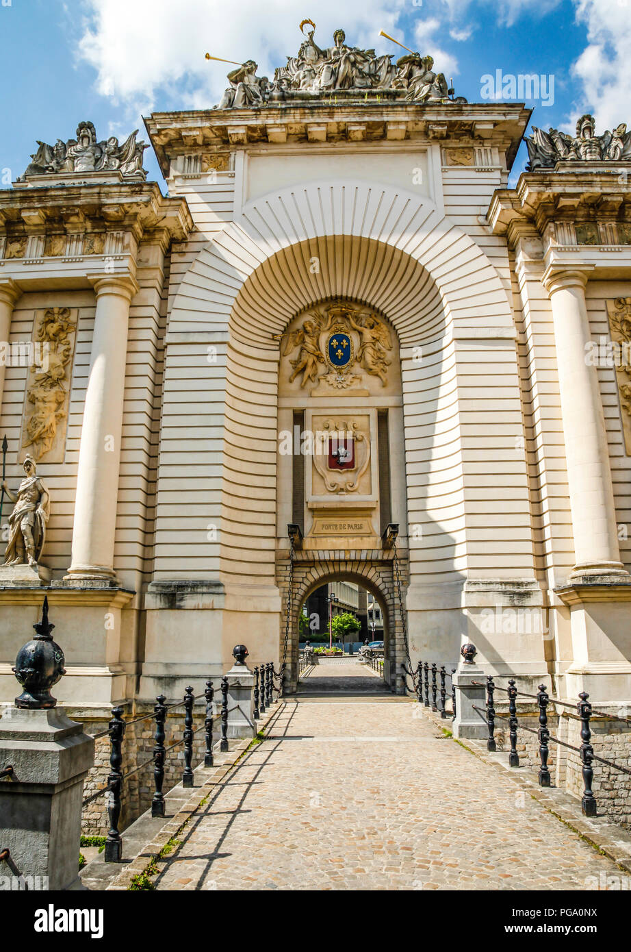 Ein beeindruckendes Gebäude, das Port du Paris - Pariser Tor zum Gedenken an die Eroberung der Stadt von Louis XVI. in Lille, Frankreich Stockfoto