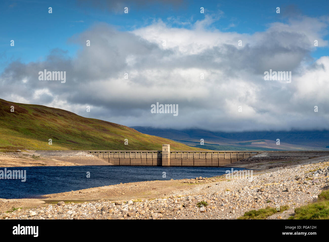 Niedrige Wasserstände am Loch Glascarnoch in Schottland Stockfoto