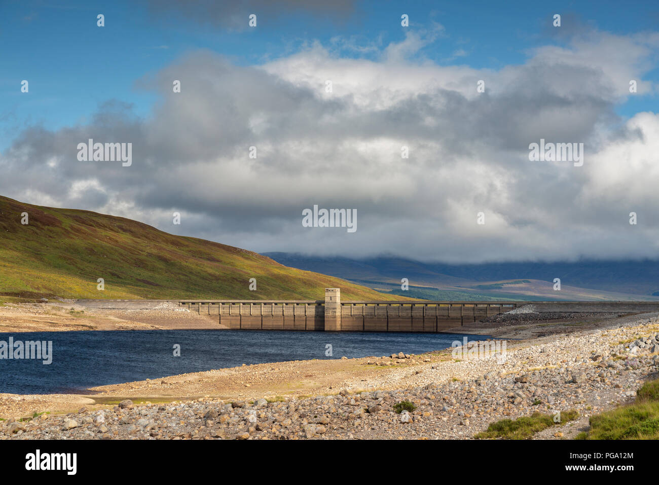 Niedrige Wasserstände am Loch Glascarnoch in Schottland Stockfoto