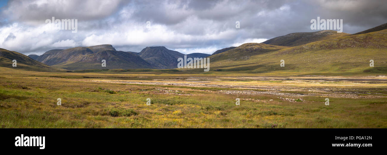 Panoramablick auf Berge von Loch Glascarnoch in den schottischen Highlands Stockfoto