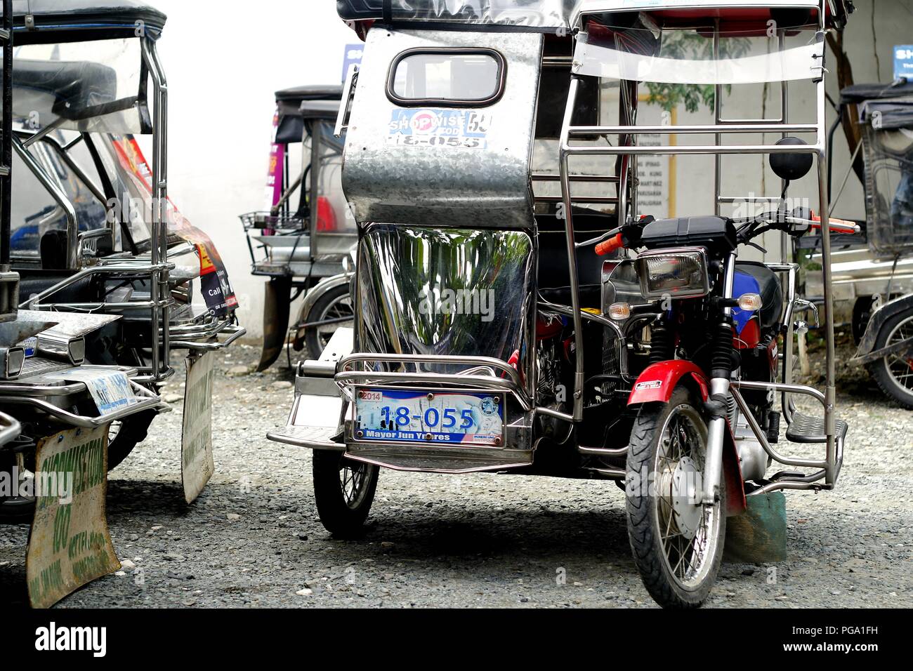 Antipolo City, Philippinen - 18. August 2018: Dreiräder auf einem Parkplatz in der Schlange für die Fahrgäste zu nehmen. Stockfoto