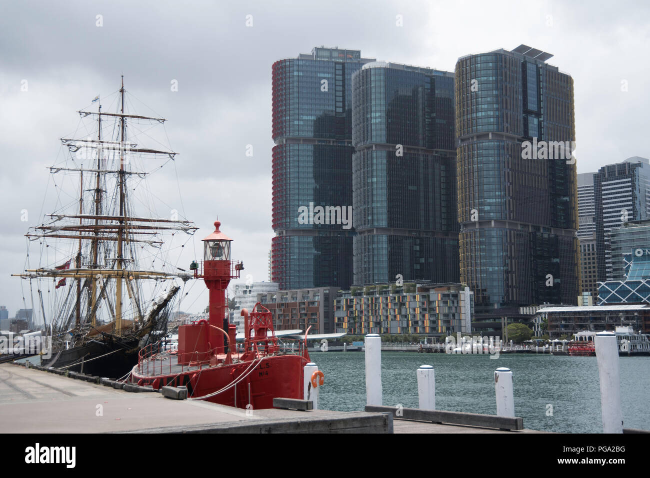 Anzeigen von barangaroo Gebäude von Darling Harbour mit James Craig Heritage Schiff und Carpentaria im Vordergrund Stockfoto